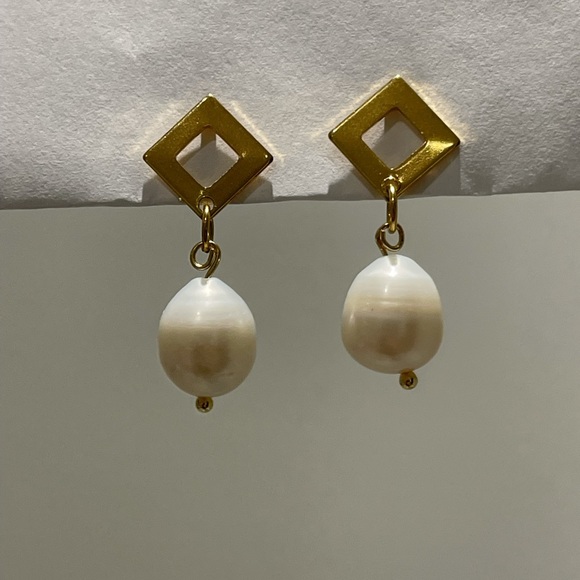 Fresh water Pearl drop gold  earrings - Picture 3 of 3